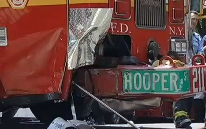 El camión golpeó otro auto parqueado, y últimamente terminó montado en la acera.
