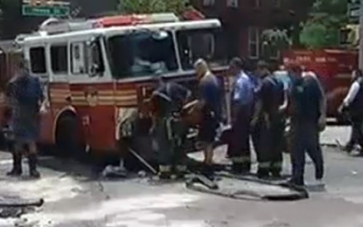 Un camión de bomberos arrasa con todo a su paso tras un accidente vehicular en Brooklyn.