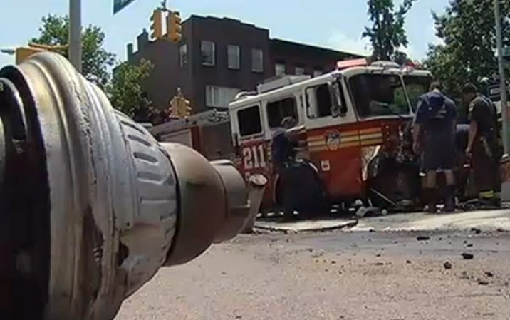 Un camión de bomberos arrasa con todo a su paso tras un accidente vehicular en Brooklyn.