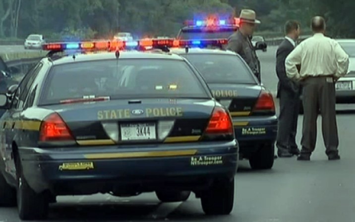 Las autoridades buscan pistas para determinar la causa de un trágico accidente en una autopista de Nueva York.
