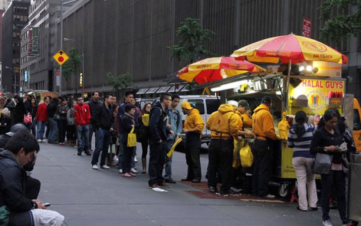 Los muchachos del "Halal" comida árabe en la Sexta Avenida de Manhattan.