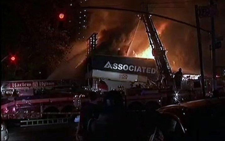 Una lavandería y un supermercado fueron consumidos por fuego voraz en Nueva York.