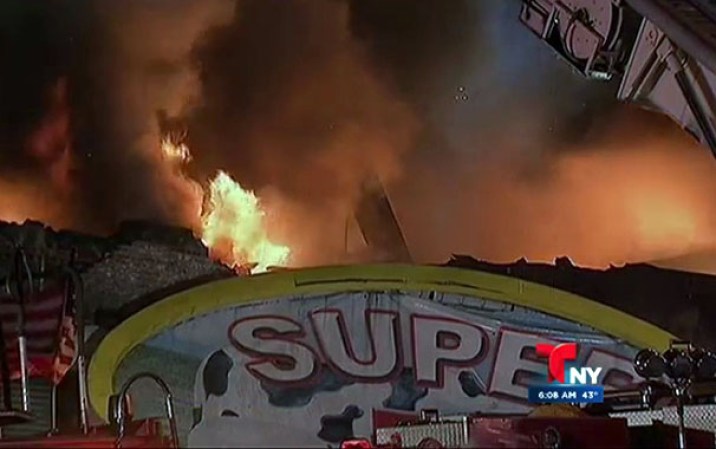Una lavandería y un supermercado fueron consumidos por fuego voraz en Nueva York.