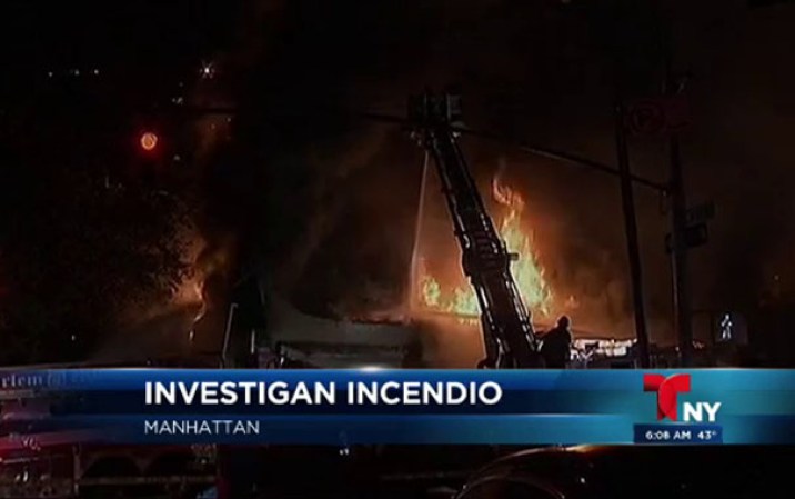 Una lavandería y un supermercado fueron consumidos por fuego voraz en Nueva York.