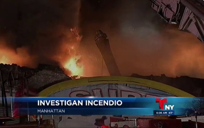 Una lavandería y un supermercado fueron consumidos por fuego voraz en Nueva York.