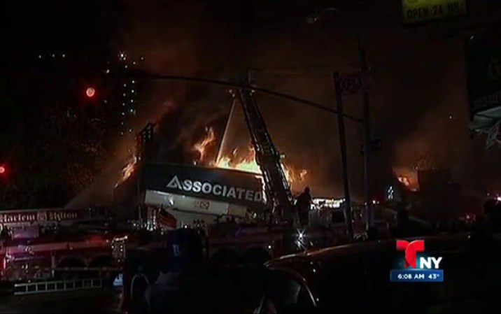 Una lavandería y un supermercado fueron consumidos por fuego voraz en Nueva York.