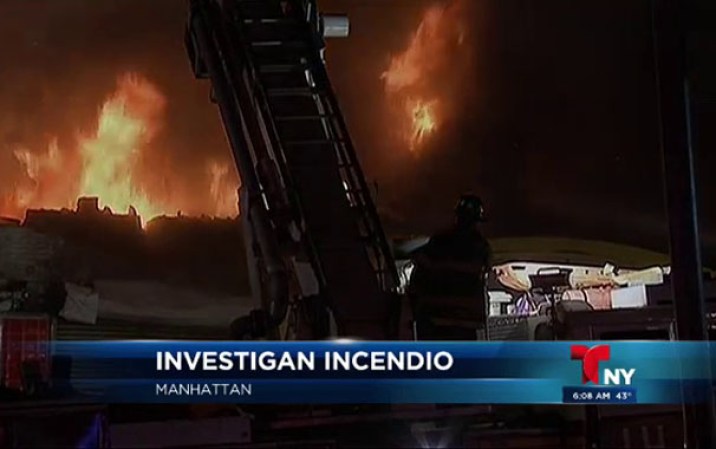 Una lavandería y un supermercado fueron consumidos por fuego voraz en Nueva York.