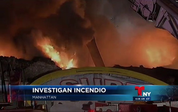 Una lavandería y un supermercado fueron consumidos por fuego voraz en Nueva York.