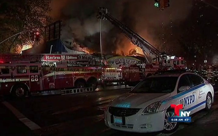 Una lavandería y un supermercado fueron consumidos por fuego voraz en Nueva York.