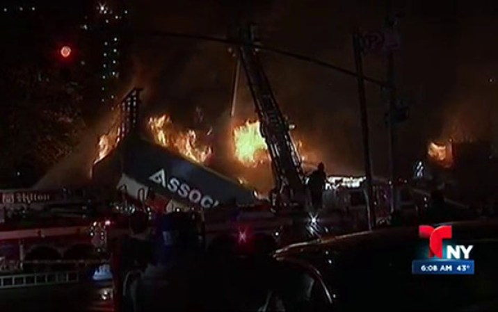 Una lavandería y un supermercado fueron consumidos por fuego voraz en Nueva York.