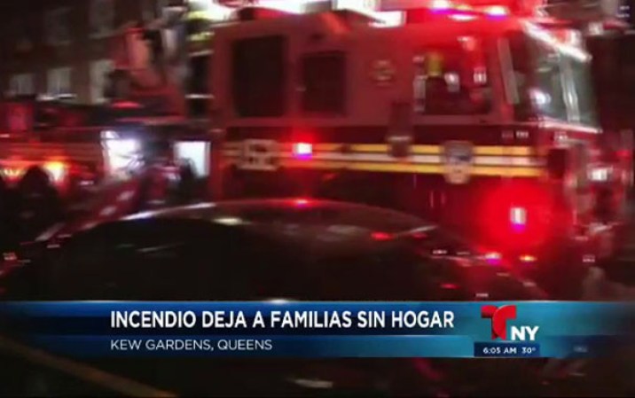 Un poderoso incendio destruyó gran parte de un complejo de viviendas en Kew Gardens, Queens, dejando a varias familias desplazadas.