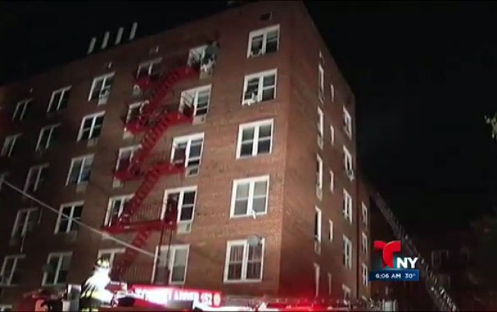 13 DE NOVIEMBRE, 2013: Un poderoso incendio destruyó gran parte de un complejo de viviendas en Kew Gardens, Queens, dejando a varias familias desplazadas.