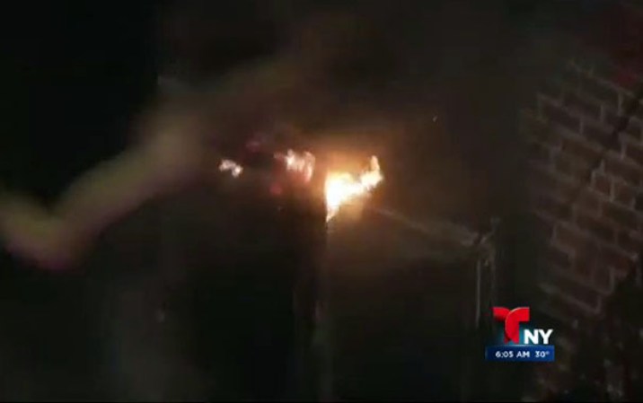 El fuego ocurrió en la noche del martes en un edificio de siete niveles localizado en la calle 129, en Kew Gardens.