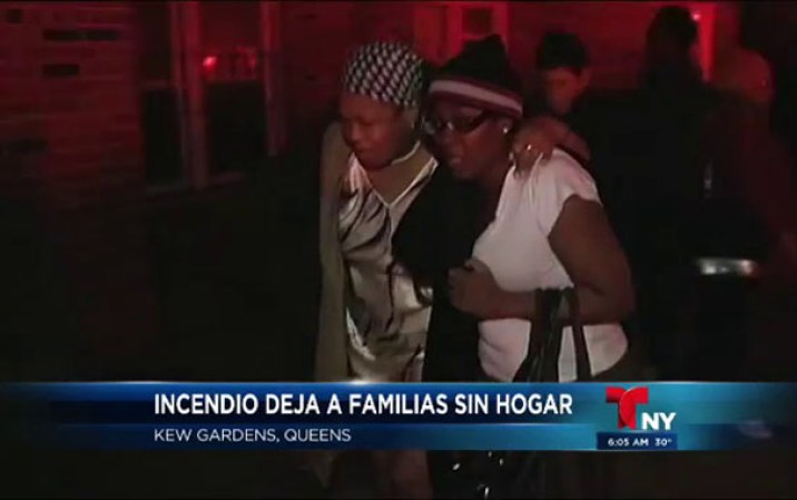 Decenas de bomberos ayudaron a los residentes a escapar del incendio usando las escaleras de emergencia.