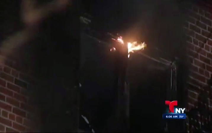 Un poderoso incendio destruyó gran parte de un complejo de viviendas en Kew Gardens, Queens, dejando a varias familias desplazadas.