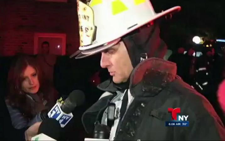 Un poderoso incendio destruyó gran parte de un complejo de viviendas en Kew Gardens, Queens, dejando a varias familias desplazadas.