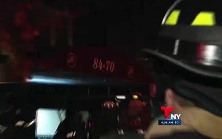 Un poderoso incendio destruyó gran parte de un complejo de viviendas en Kew Gardens, Queens, dejando a varias familias desplazadas.