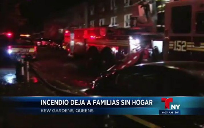 Un poderoso incendio destruyó gran parte de un complejo de viviendas en Kew Gardens, Queens, dejando a varias familias desplazadas.
