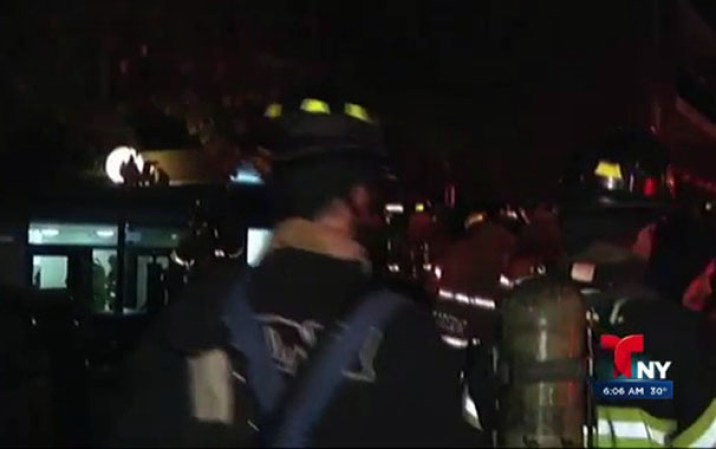 Un poderoso incendio destruyó gran parte de un complejo de viviendas en Kew Gardens, Queens, dejando a varias familias desplazadas.