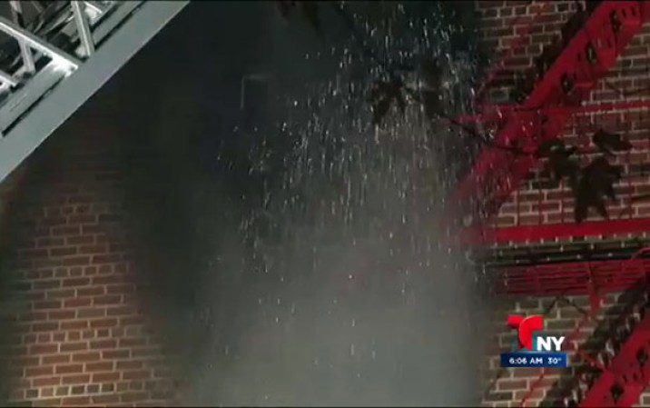 Un poderoso incendio destruyó gran parte de un complejo de viviendas en Kew Gardens, Queens, dejando a varias familias desplazadas.