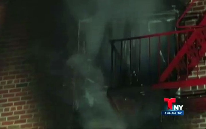 Un poderoso incendio destruyó gran parte de un complejo de viviendas en Kew Gardens, Queens, dejando a varias familias desplazadas.