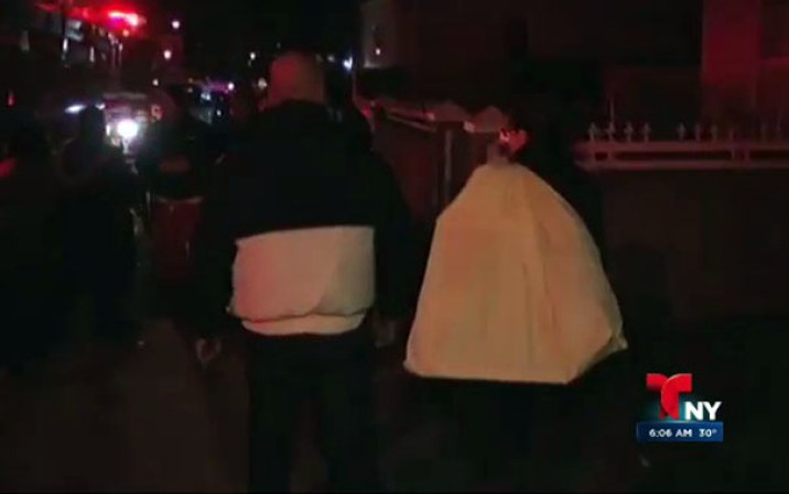 Un poderoso incendio destruyó gran parte de un complejo de viviendas en Kew Gardens, Queens, dejando a varias familias desplazadas.
