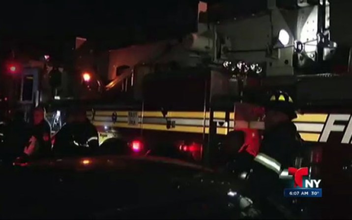 Un poderoso incendio destruyó gran parte de un complejo de viviendas en Kew Gardens, Queens, dejando a varias familias desplazadas.
