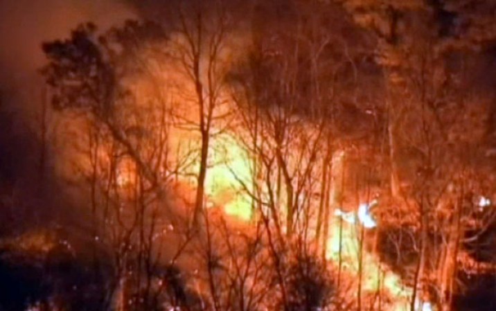 Un fuego forestal se ha desplaza por más de 50 acres de terreno en Rockland, Nueva York, mientras que las autoridades tratan de detenerlo antes de que alcance viviendas.