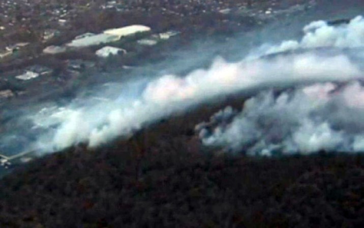 Un fuego forestal se ha desplaza por más de 50 acres de terreno en Rockland, Nueva York, mientras que las autoridades tratan de detenerlo antes de que alcance viviendas.