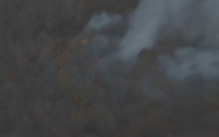 Un fuego forestal se ha desplaza por más de 50 acres de terreno en Rockland, Nueva York, mientras que las autoridades tratan de detenerlo antes de que alcance viviendas.