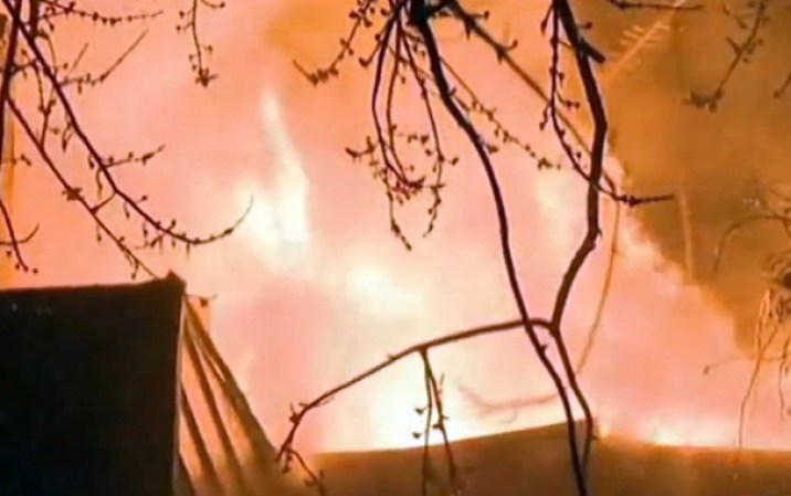 Cuatro miembros de una familia permanecen desaparecidos, mientras que un bombero también resultó herido, según las autoridades.