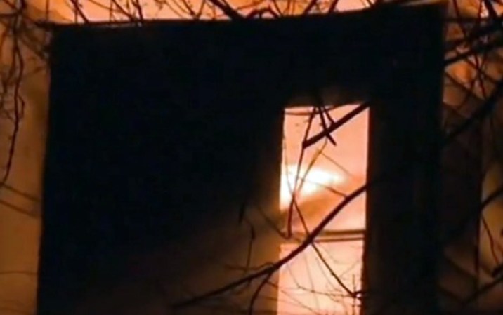 La Cruz Roja dijo que está asistiendo al menos 37 personas desplazadas por el fuego.