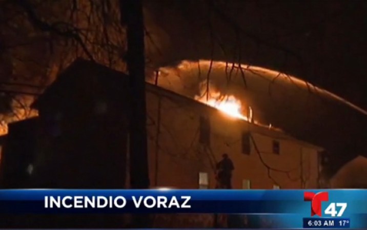 El fuego fue controlado a eso de las 7:00 a.m., pero las autoridades aún trabajan para asegurar las líneas de gas debajo de unas de las casas.