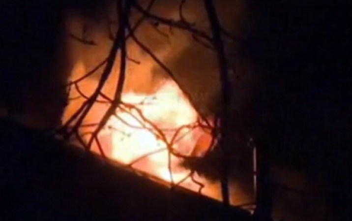 Las autoridades buscan incansablemente a miembros de una familia, desaparecidos tras un incendio de cuatro alarmas.