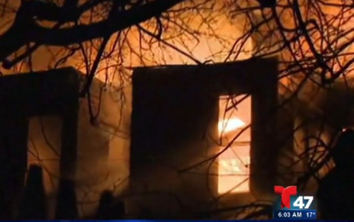 Las autoridades buscan incansablemente a miembros de una familia, desaparecidos tras un incendio de cuatro alarmas.