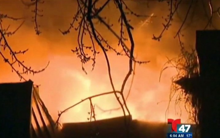 Las autoridades buscan incansablemente a miembros de una familia, desaparecidos tras un incendio de cuatro alarmas.