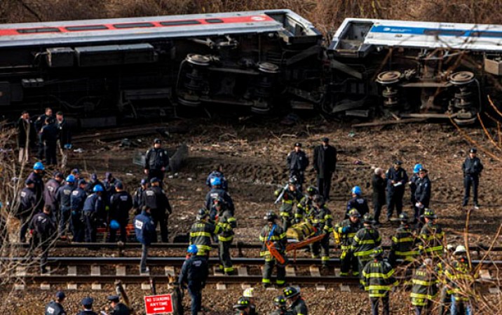 Tres hombres y una mujer perdieron la vida, mientras que más de 70 personas resultaron heridas. <br /><br /> Tren descarrilado en el Bronx<br /><br />
