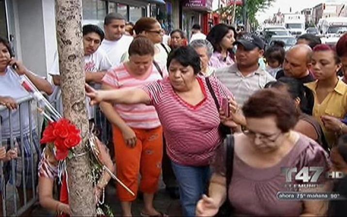 Pero aun así, la mayoría de personas acuden a tocar el árbol.
