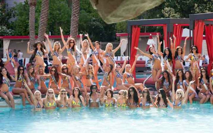 Entre desfile y desfile las candidatas a Miss USA toman el sol y practican juegos de agua.