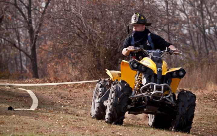 Un fuego forestal se ha desplaza por más de 50 acres de terreno en Rockland, Nueva York, mientras que las autoridades tratan de detenerlo antes de que alcance viviendas.