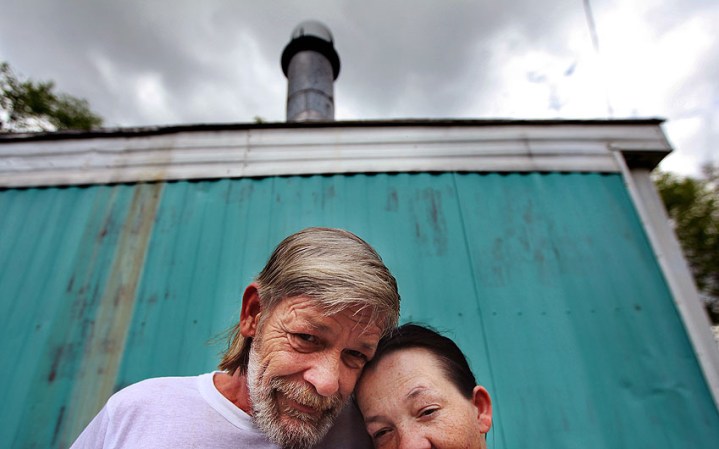 Craig y Cora Adams viven en una casa móvil en Booneville, la población que sirve de capital al condado Owsley.