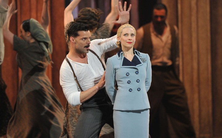 La puesta en escena más reciente del musical "Evita" en Broadway resultó todo un éxito. La producción fue protagonizada por Ricky Martin (Che) y la actriz argentina Elena Roger (Evita).
