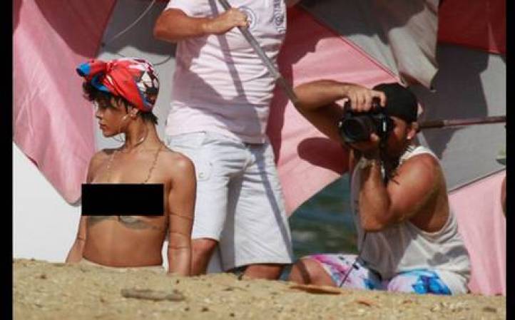 En varias fotos Rihanna aparece sin la parte superior de su bikini, mientras que en otras sus manos cubrían su cuerpo.