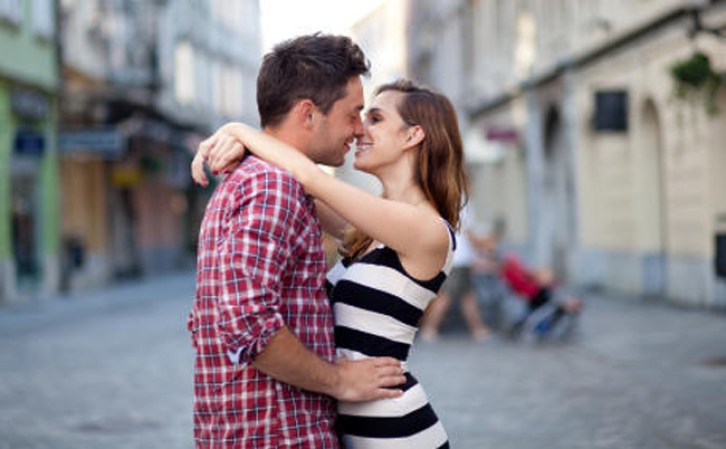 Una mujer da amor y abre su corazón para recibirlo.