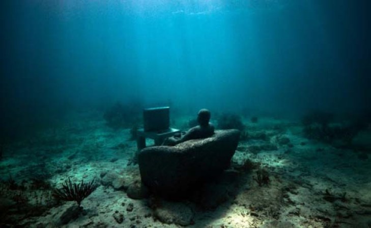 Estas esculturas de tamaño humano se van también convirtiendo con el tiempo en corales.