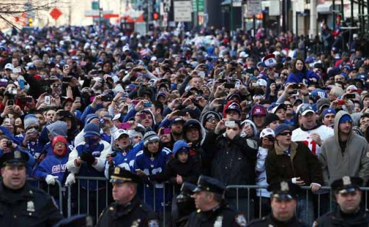 Miles de fanáticos se dieron cita en Nueva York para presenciar el desfile de victoria de los Giants.