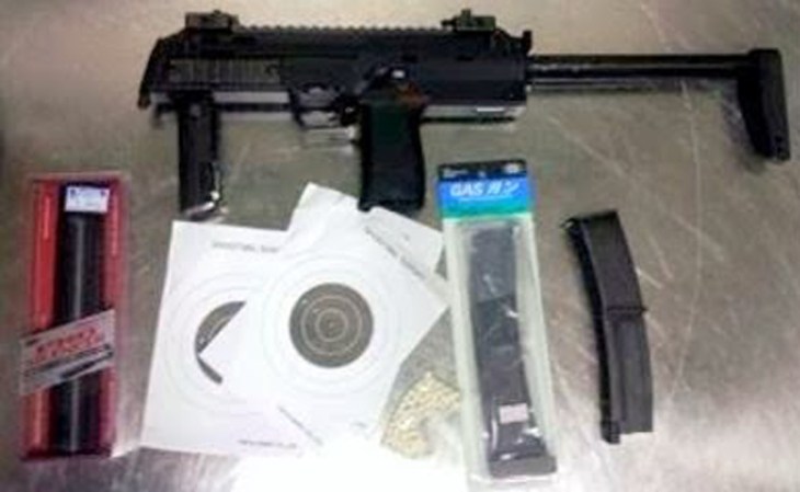 Las armas, explosivos y réplicas en estas fotos fueron incautados por la Administración de Seguridad del Transporte (TSA) durante diversos chequeos en distintos aeropuertos de EEUU.