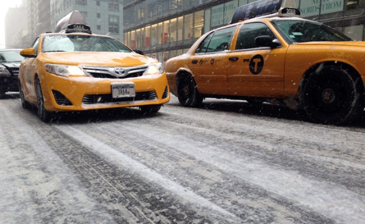 Una poderosa tormenta de nieve azota al área tri estatal de Nueva York.