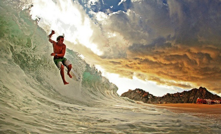 Si buscas lugares excelentes para practicar el surf, seas experto o sólo deseas experimentar la sensación de mantenerte sobre una tabla por primera vez, Cabo San Lucas es una gran opción.