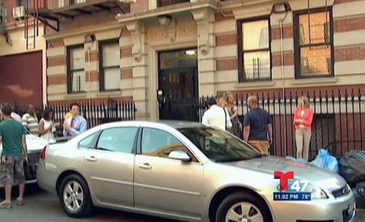 Un cuchillo fue recobrado en la escena, mientras que el presunto autor del crimen permanece bajo custodia policial.